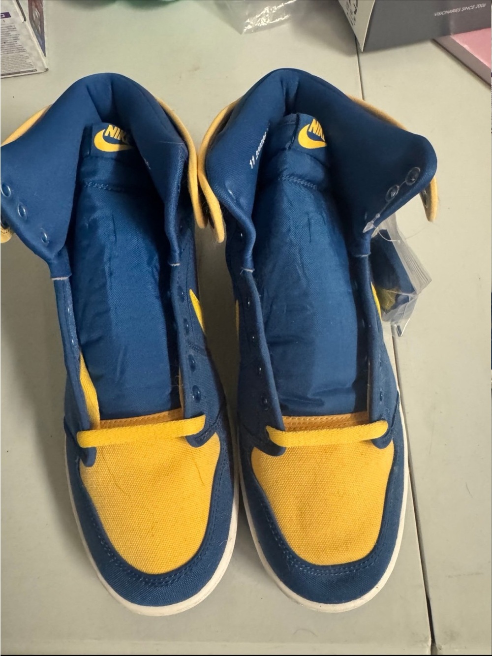 Nike Like New men’s 11 blue yellow sneakers